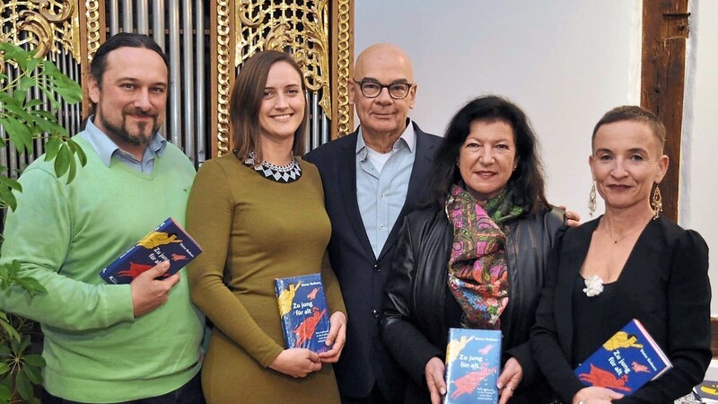 Stefan Ramoser, Laura Dullinger, Gudrun Zollner und Steffi Walter mit Bestseller-Autor Dieter Bednarz im Heimatmuseum.