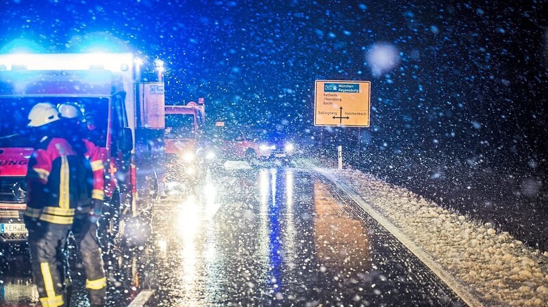 Auf spiegelglatter Fahrbahn und bei heftigem Schneefall kam der Fahrer eines Kleintransporters bei Rohr (Kreis Kelheim) kurz vor Mitternacht von der Fahrbahn ab und überschlug sich.