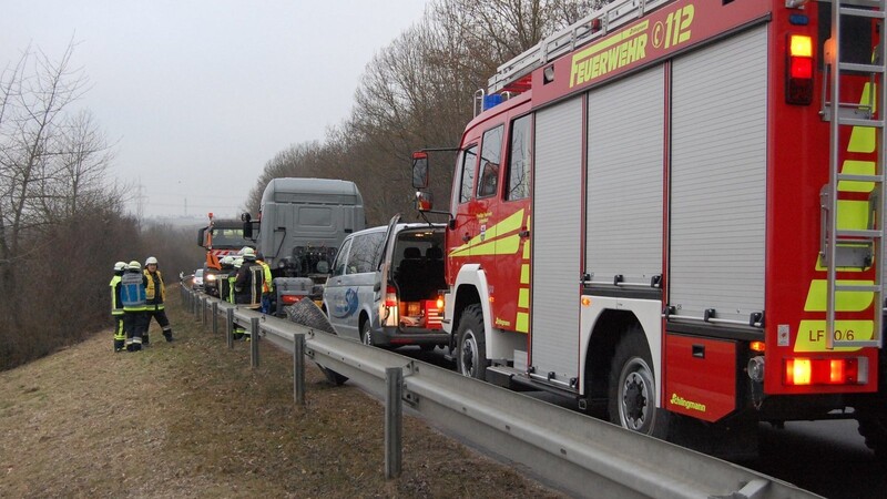 Mehrere Verletzte und hoher Sachschaden: Das ist die Bilanz eines Unfalls am Dienstag auf der Staatsstraße zwischen den beiden Ortseinfahrten nach Langenbach.