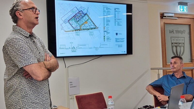 Architekt Brodmeier (links) erläuterte im Gemeinderat den aktuellen Planentwurf für das Wohnbau- und Gewerbegebiet "Römersiedlung".
