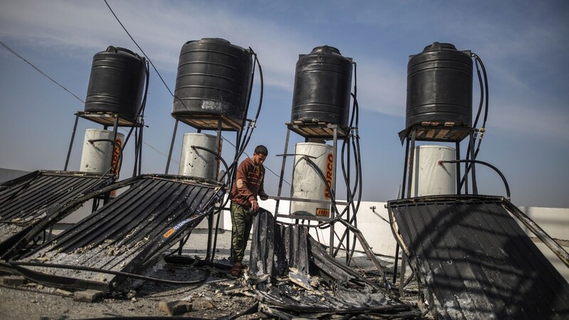 Palästinensische Autonomiegebiete, Bait Lahiya: Ein Palästinenser inspiziert Schäden an Wassertanks auf einem Dach, nach einem israelischen Luftangriff auf eine Stellung der Hamas in der Nähe. Die israelische Luftwaffe hat nach Raketenbeschuss aus dem Gazastreifen einen Stützpunkt der radikalislamischen Hamas angegriffen.