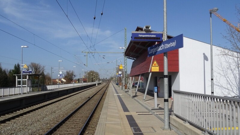 Die Bahnsteige sollen angehoben, Treppen und Rampen angeglichen werden. Der relativ neue Bahnhof Langenbach steht mal wieder vor einem Umbau.