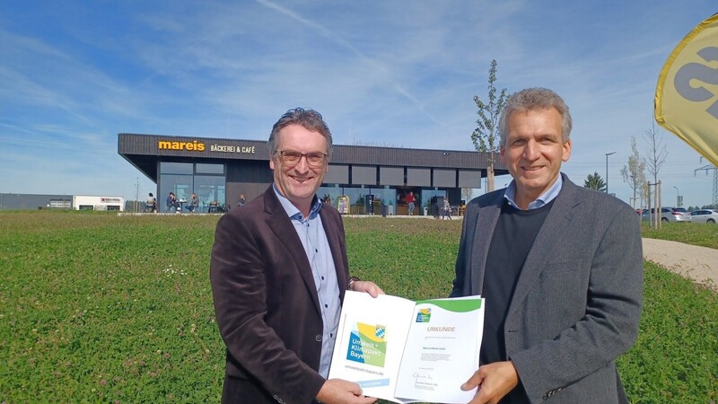 Ludwig Götz, Wirtschaftsförderer des Landkreises Landshut (links), überreicht Anton Mareis die Urkunde zur Teilnahme der Bäckerei Mareis am Umwelt- und Klimapakt Bayern.
