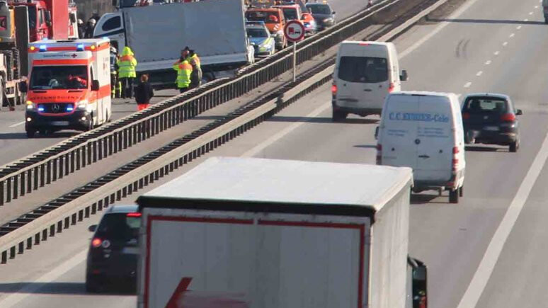 Immer wieder kommt es auf der A3 bei Regensburg zu Unfällen mit langen Staus. Eine häufige Unfallursache ist dabei das Handy am Steuer. Die Polizei will deswegen ab kommender Woche verstärkt kontrollieren. (Symbolbild)