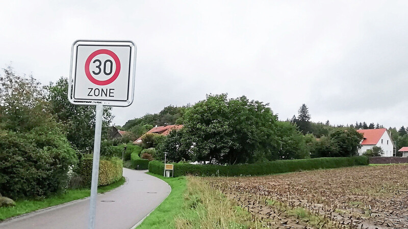 So wie in Frankenberg oder Frauenzell und in einigen bereits begrenzten Straßen soll künftig auf allen Gemeindestraßen in der Gemeinde Brennberg innerorts ein Limit von 30 Stundenkilometern gelten. Das hat der Gemeinderat mehrheitlich beschlossen.