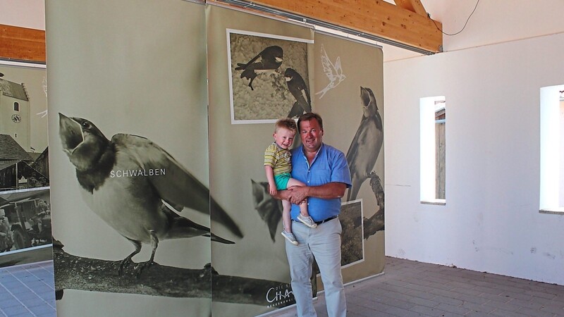 Mit Enkel Lukas besucht Walter Dendorfer das Schwalbenhaus in Untertraubenbach. Von dort aus sind übrigens auch die Störche zu sehen.