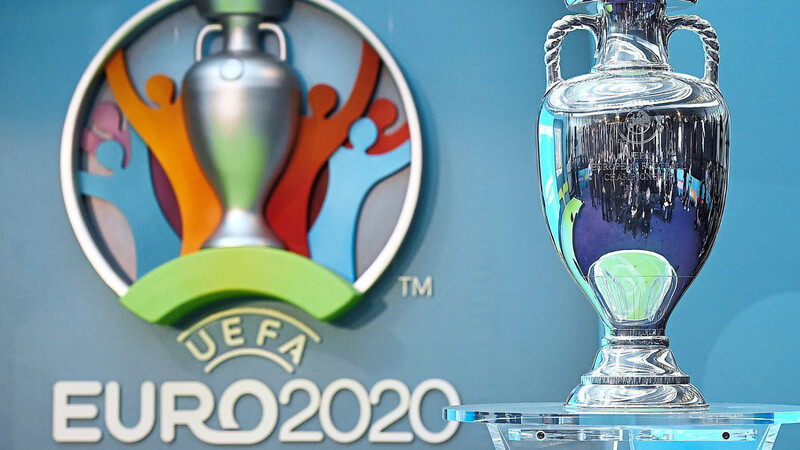 DAS OFFIZIELLE LOGO DER FUSSBALL-EM wird erst im nächsten Jahr richtig zur Geltung kommen. Die UEFA hat die für kommenden Sommer geplante Europameisterschaft auf 2021 verschoben.
