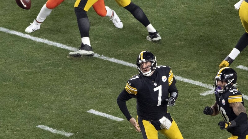 Gleich zu Beginn des Spiels kann Steelers-Quarterback Ben Roethlisberger dem Ball nach einem missglückten Snap nur hinterherschauen.