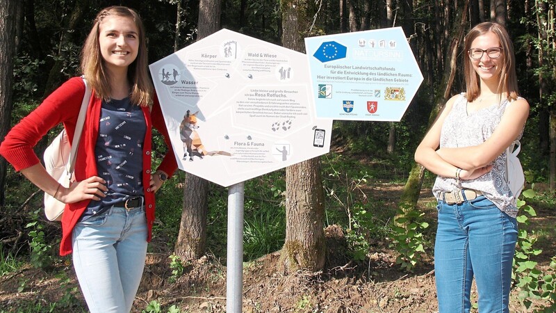 Begleitet von Rosa Rotfuchs führt der Naturlehrpfad durch den Wald von Roding nach Pösing. Katharina (links) und Magdalena Köppl (rechts) sind die zwei Kilometer für die Chamer Zeitung/Rodinger Kurier gegangen.