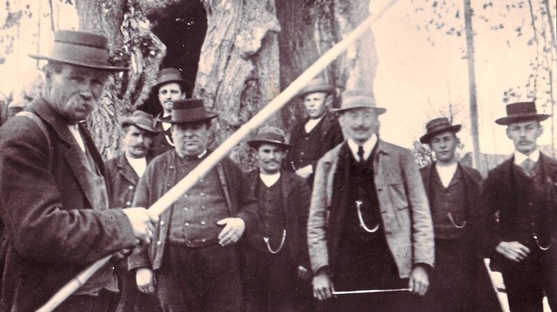 Die Gründerväter des Obst- und Gartenbauvereins Langenpreising vor der Gerichtslinde beim Baderwirt, aufgenommen am 22. November 1912.
