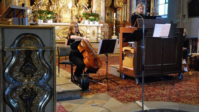 Die drei Solistinnen beeindruckten in der ehemaligen Klosterkirche mit dem Können an ihren Instrumenten. Hier der Vortrag von Franziska Fuchs, begleitet von VHG-Musiklehrerin Miriam Liebl.