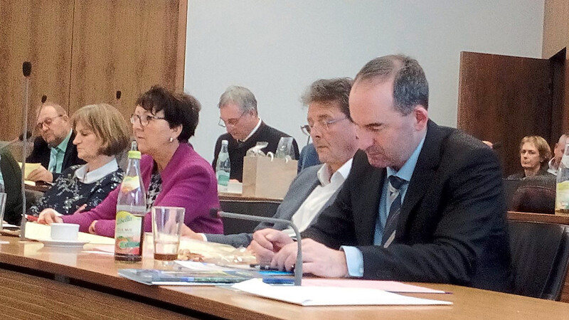 Als "einfacher Kreisrat" nahm Bayerns neuer Wirtschaftsminister und stellvertretender Ministerpräsident Hubert Aiwanger (r.) an der Kreistagssitzung teil.