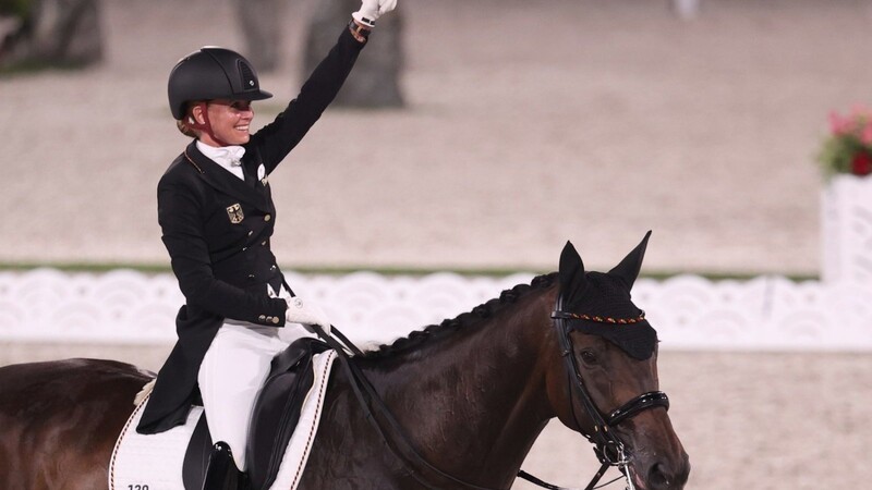 Jessica von Bredow-Werndl feiert auf ihrem Pferd Dalera die zweite Goldmedaille.