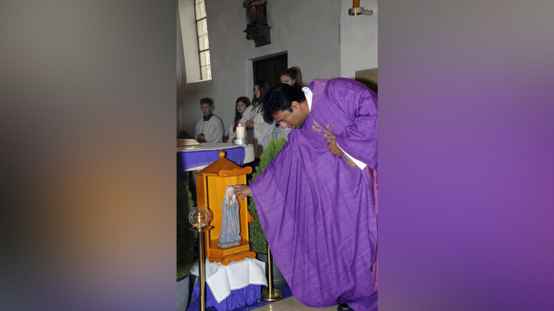Pater Nelson Parrakadath segnete die Wander-Muttergottes, die bis zum Heiligen Abend in den Familien der Pfarrgemeinde unterwegs ist.