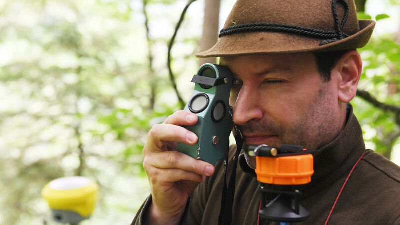 Förster Christoph Riedel arbeitet bei der Waldinventur mit einem Spiegel-Relaskop.