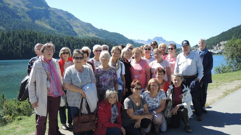 Die Reisegruppe des Vilsbiburger Frauenbundes am See von Sankt Moritz.