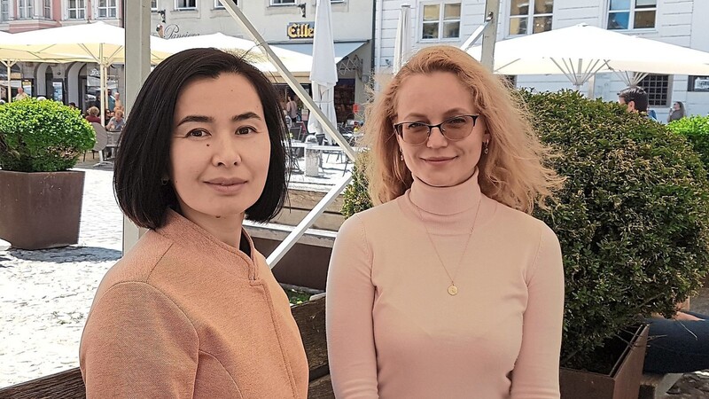 Malika Naumova (links) und Julia Gorr hoffen auf einen regen Austausch zwischen deutschen und französischen Teilnehmern an dem Projekt "Sag was zu Rassismus ! - Dis c'est quoi le racisme ?".
