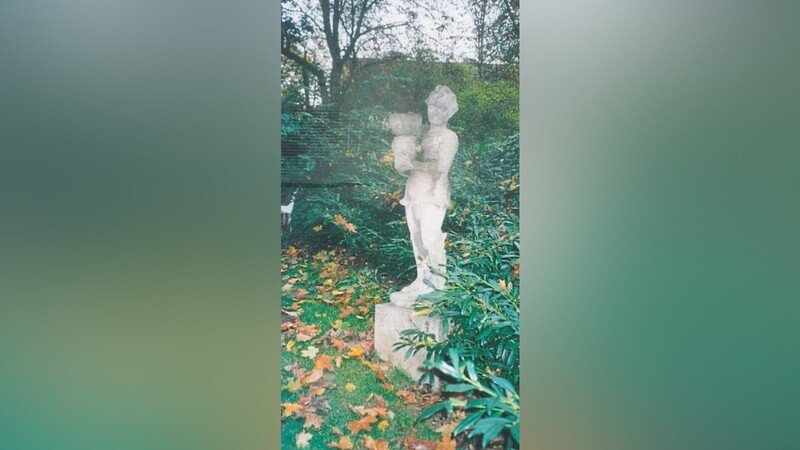 Die Statue von Rose von Ranson mit aufgesetzter Schale im Stadtpark, fotografiert im Jahr 1972.