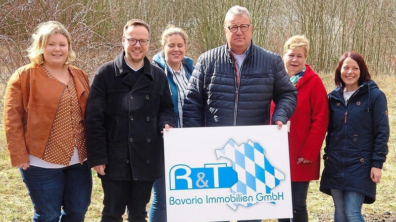 Die beiden Investoren Rainer Traurig und Christian Röger sowie (von links) Franziska, Theresa und Karin Röger und Bürgermeisterin Heike Fries auf dem bislang noch brachliegenden Baugrundstück.