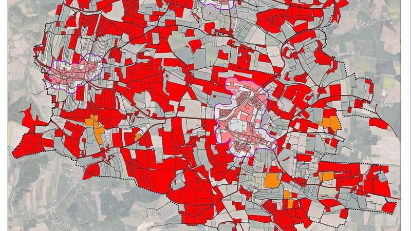 Rot eingefärbt sind die Negativflächen der Gemeinde, orange die bestehenden Freiflächenphotovoltaikanlagen.