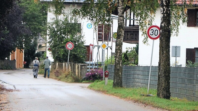 Das aktuell nur für einen Teilbereich geltende "Tempo 30" wird jetzt auf Wunsch der Dorfbewohner auf den gesamten Ortsteil Steinbach ausgeweitet - auch weil es keine Gehwege gibt.