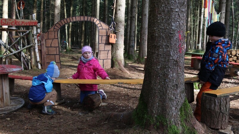 Die Kinder im Kreithinger Waldkindergarten packen mit an, um umgestoßene Bänke und Tische wieder aufzubauen.