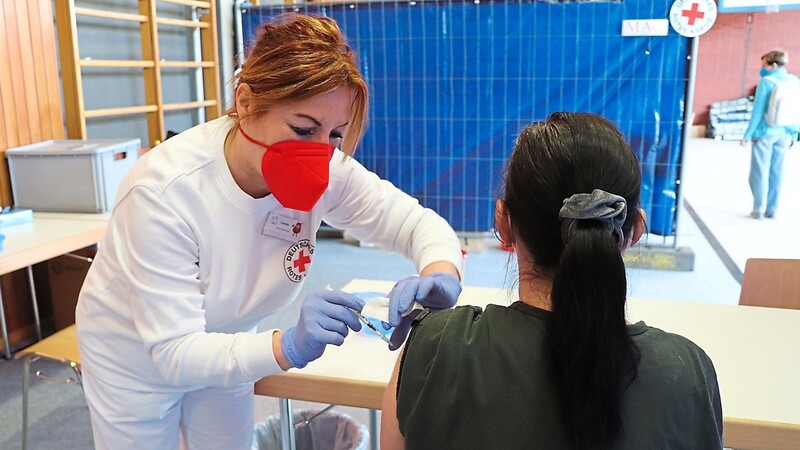 Aufklärung und Impfschutz: Carola Wagner (l.) vom mobilen Impfteam des Landkreises impfte am Dienstag in der Gerätehalle der Stadthalle viele Flüchtlinge aus der Ukraine.