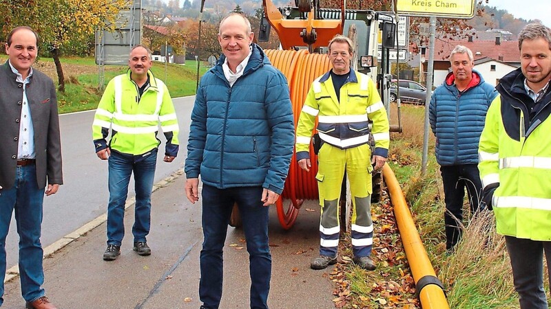 Zweiter Bürgermeister Alwin Schlamminger (links), der Leiter der Netzdienste Oberpfalz beim Bayernwerk, Peter Ketterl (2.von links) sowie Vertreter von Bayernwerk und Omexom/Frankenluk informierten sich am Ortseingang von Dalking über den Stand der Erdgas- und Glasfasererschließung.