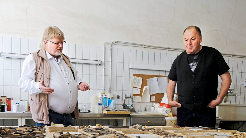 Prof. Dr. Günther Moosbauer (links) zeigt MdB Erhard Grundl Fundstücke aus der Grabung an der Äußeren Passauer Straße. Neben vielen Jahrhunderte alten Scherben fand man auch die Knochen von Meerschweinchen und Katzen - verendeten Haustieren, die erst vor ein paar Jahren hier vergraben worden waren.