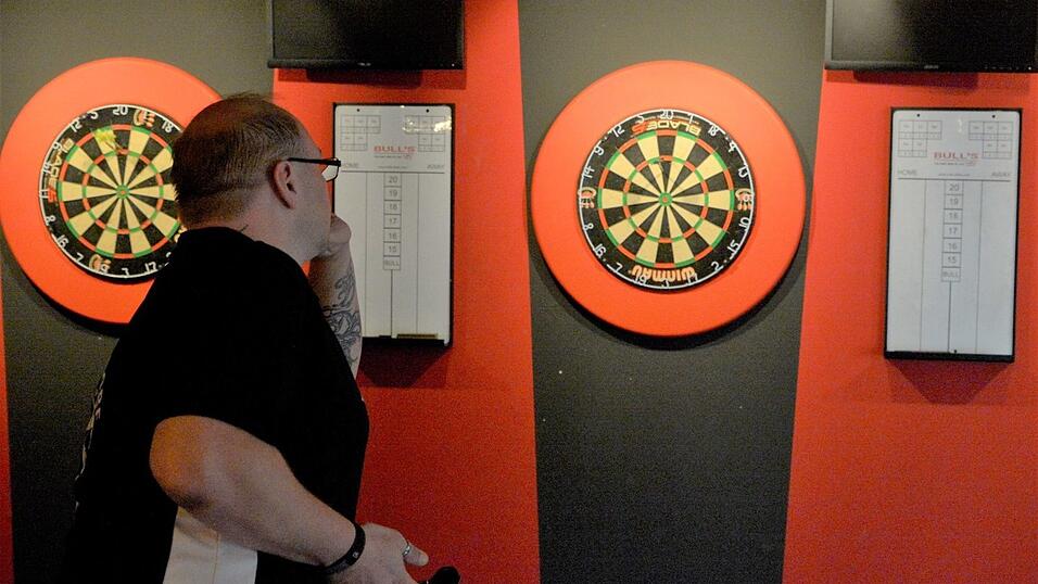 Ruhige Hand, kühler Kopf - beim Darts kommt es nicht nur auf das Werfen an.