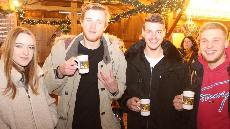Die Perchtengruppe 'Frisinger Fratz'n' trat am Mittwochabend auf dem Landshuter Christkindlmarkt auf. Die Perchtengruppe 'Frisinger Fratz'n' trat am Mittwochabend auf dem Landshuter Christkindlmarkt auf.
