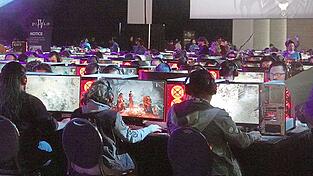 Auf Messen wie der Gamescom ziehen die Spiele von Activision-Blizzard regelm&auml;&szlig;ig Tausende Besucher an. Gerade hat die Firma aber ganz andere Probleme: Der US- Bundesstaat Kalifornien hat den Spielehersteller verklagt.