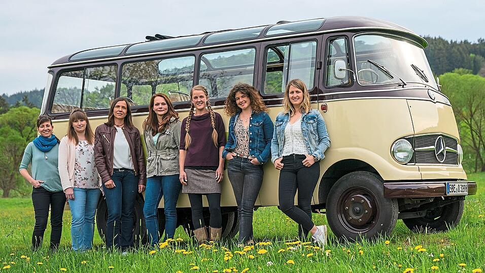 Legendär ist mittlerweile der Oldtimerbus, mit dem die Landfrauen in der BR-Sendung zu den Besuchen auf den Höfen gefahren werden. Franziska Wagner (v.l.), Carolin Detsch, Susanne Fischer, Sindy Lippert, Shekinah Fuchs, Lea Birnbaum und Sandra Stürmer sind in der aktuellen Staffel zu sehen. Legendär ist mittlerweile der Oldtimerbus, mit dem die Landfrauen in der BR-Sendung zu den Besuchen auf den Höfen gefahren werden. Franziska Wagner (v.l.), Carolin Detsch, Susanne Fischer, Sindy Lippert, Shekinah Fuchs, Lea Birnbaum und Sandra Stürmer sind in der aktuellen Staffel zu sehen.