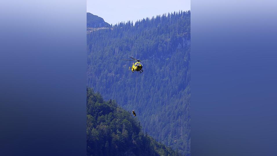 Drei Hubschrauber waren an der Rettung einer gestürzten Wanderin beteiligt. Drei Hubschrauber waren an der Rettung einer gestürzten Wanderin beteiligt.