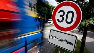 Wegen zu hoher Stickstoffdioxidwerte dürfen Autos an der Landshuter Alle nicht schneller als 30 Kilometer pro Stunde fahren. (Symbolbild) Wegen zu hoher Stickstoffdioxidwerte dürfen Autos an der Landshuter Alle nicht schneller als 30 Kilometer pro Stunde fahren. (Symbolbild)
