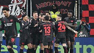 Leverkusens Patrik Schick jubelt mit seinen Mannchaftskollegen &uuml;ber 2:0.