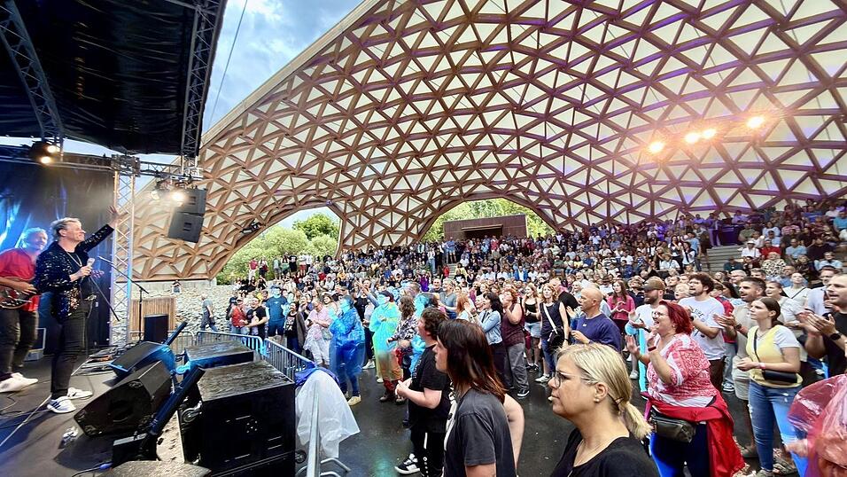 Die Park-Arena kann auch Rock: Über 800 Besucher erlebten am Freitagabend bei „The Magic of Queen“ eine musikalische Zeireise in die 70er und 80er. Die Park-Arena kann auch Rock: Über 800 Besucher erlebten am Freitagabend bei „The Magic of Queen“ eine musikalische Zeireise in die 70er und 80er.