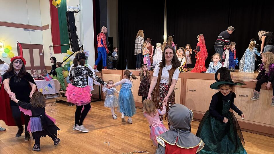 Ausgelassen feierten die Kinder in ihren tollen Kost&uuml;men.