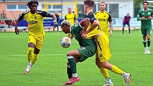 Vilzings Elija Härtl (r.), der sich verschätzte, war Ausgangspunkt für das 0:1. Kevon Mutove (in Grün) erzielte das 2:0 für Eichstätt.
