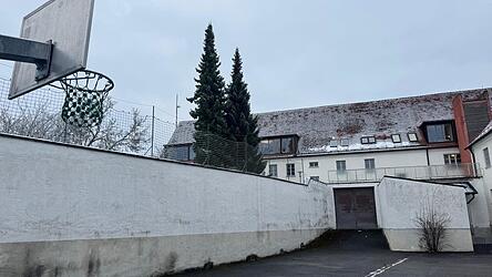 Im Innenhof konnte man Basketball spielen.