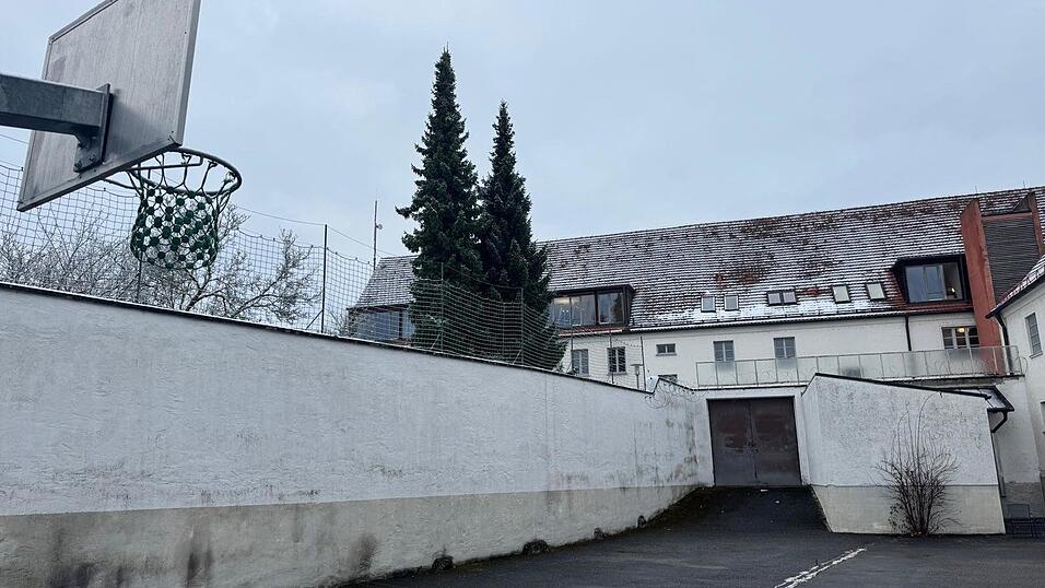 Im Innenhof konnte man Basketball spielen. Im Innenhof konnte man Basketball spielen.