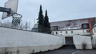 Im Innenhof konnte man Basketball spielen. Im Innenhof konnte man Basketball spielen.