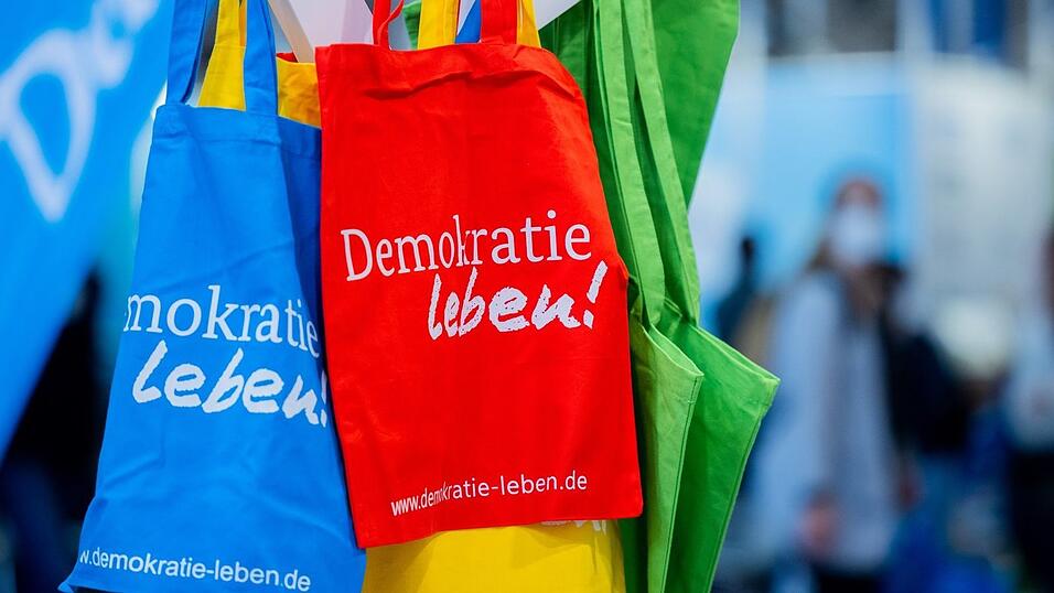 Das Programm «Demokratie leben!» soll bisher zivilgesellschaftliches Engagement für ein demokratisches Miteinander fördern. (Symbolbild) Das Programm «Demokratie leben!» soll bisher zivilgesellschaftliches Engagement für ein demokratisches Miteinander fördern. (Symbolbild)