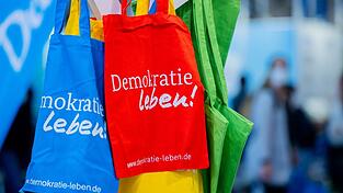 Das Programm &laquo;Demokratie leben!&raquo; soll bisher zivilgesellschaftliches Engagement f&uuml;r ein demokratisches Miteinander f&ouml;rdern. (Symbolbild)