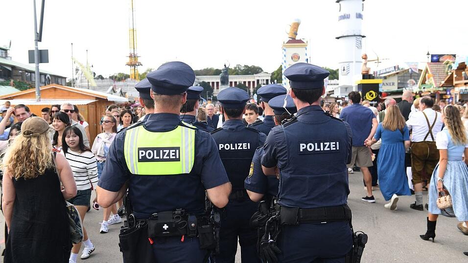 Die Polizei nahm den 45-Jährigen vorläufig fest und stellte sein Mobiltelefon sicher. (Symbolbild) Die Polizei nahm den 45-Jährigen vorläufig fest und stellte sein Mobiltelefon sicher. (Symbolbild)