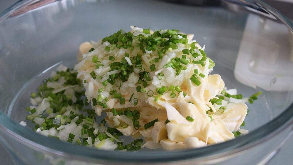 Die ungewürzte Masse mit Zwiebel und Schnittlauch in eine Schüssel geben. Die ungewürzte Masse mit Zwiebel und Schnittlauch in eine Schüssel geben.