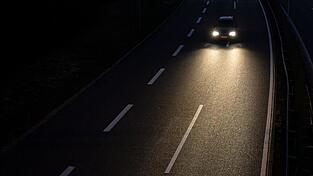 Straße und Polizeiauto sollen zum Zeitpunkt der Kontrolle völlig dunkel gewesen sein. Straße und Polizeiauto sollen zum Zeitpunkt der Kontrolle völlig dunkel gewesen sein.