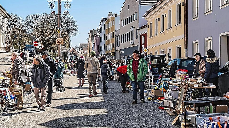 Auch ein Flohmarkt gehörte wieder zum Programm des Veldener Mittefastenmarktes. Auch ein Flohmarkt gehörte wieder zum Programm des Veldener Mittefastenmarktes.