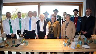 Karl Beiderbeck wurde 90 Jahre alt und viele Gratulanten kamen. Karl Beiderbeck wurde 90 Jahre alt und viele Gratulanten kamen.