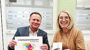 Helmut Hentschel und Regina Houben, die beiden Vorsitzenden des Netzwerks Schule-Wirtschaft, freuen sich auf kreative Wettbewerbsbeitr&auml;ge.